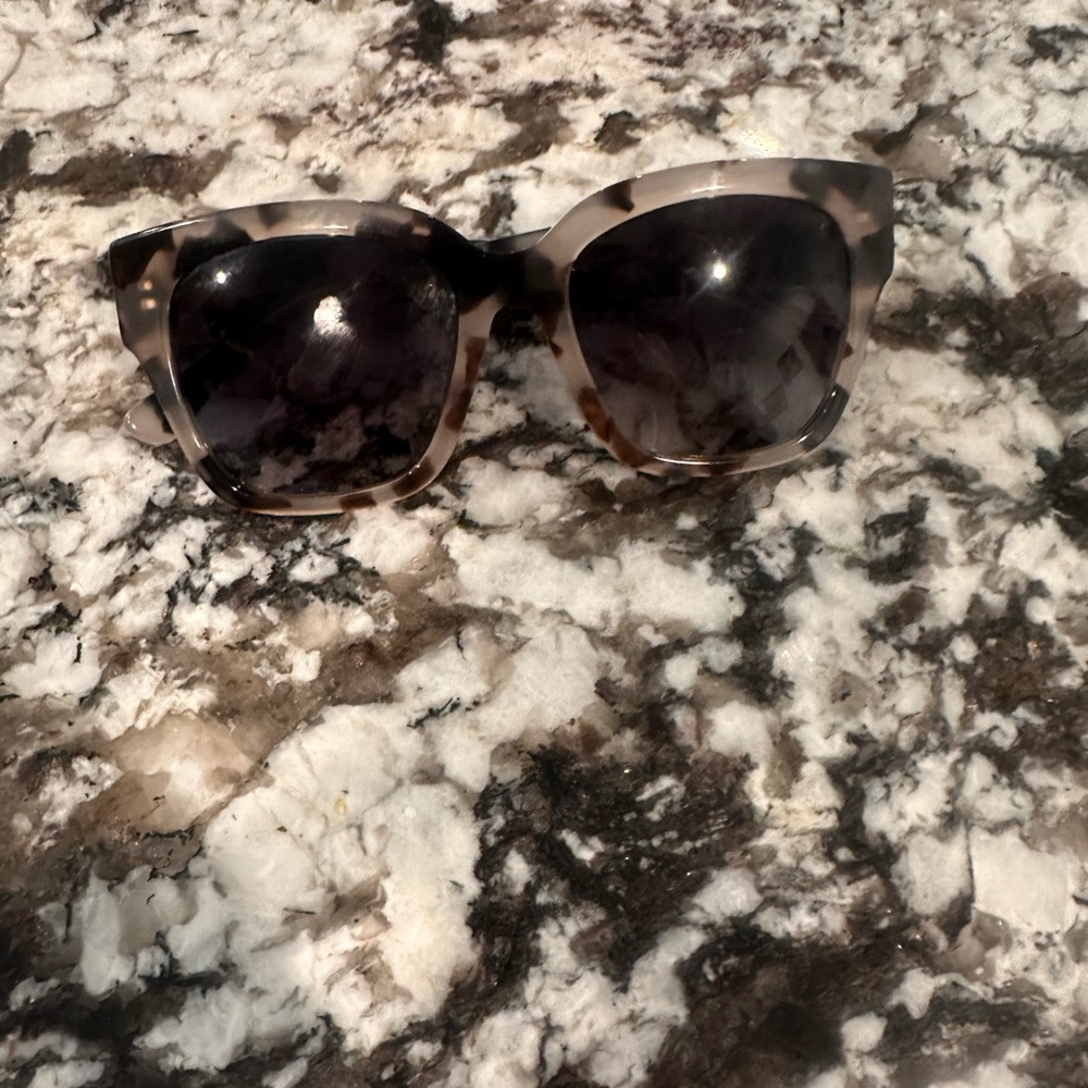 Stylish Tortoise Shell Sunglasses